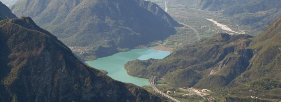  Brancot e lago di Cavazzo dalla cima del M. Amariana (10-4-2011)